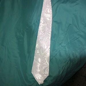 Men’s white floral tie